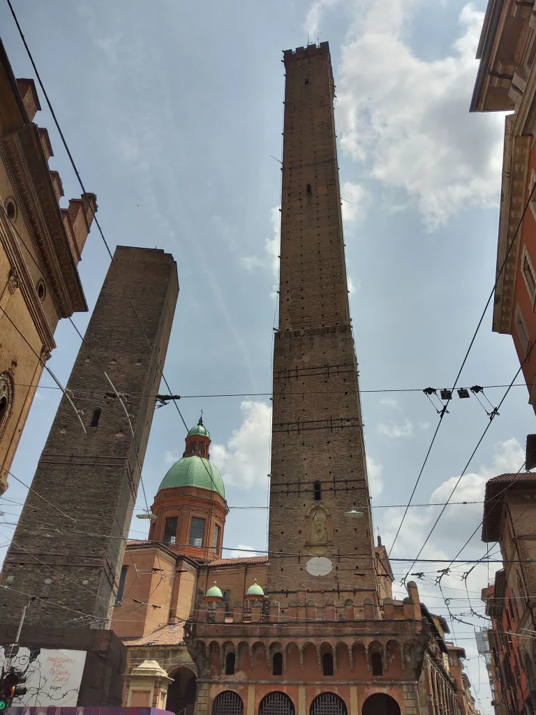 Turnurile inclinate, simbol al Bolognei