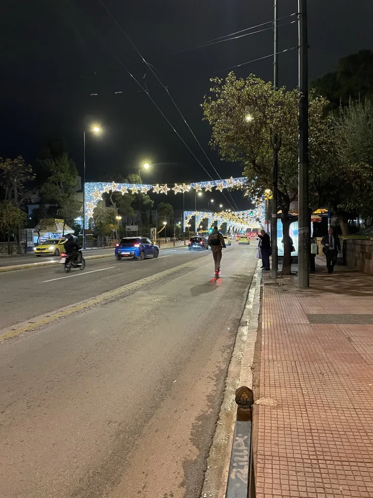 Decoratiuni de Craciun pe bulevardul Vassilis Sofias, Atena
