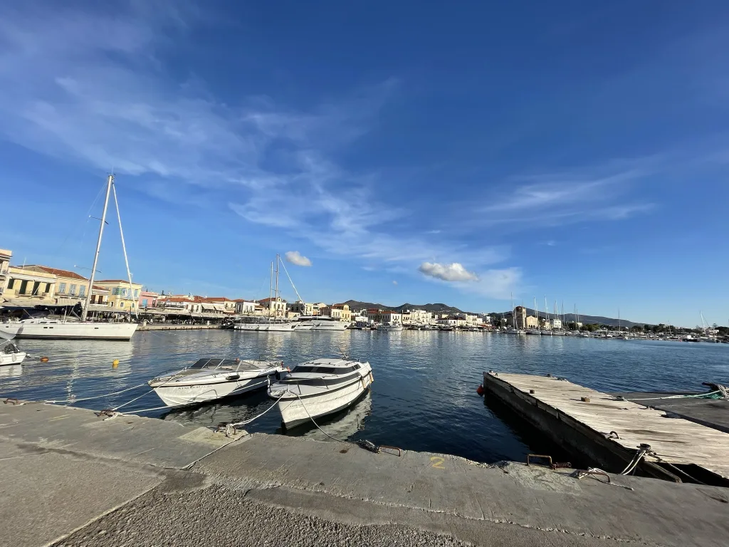 Barci ancorate in Portul din Eghina