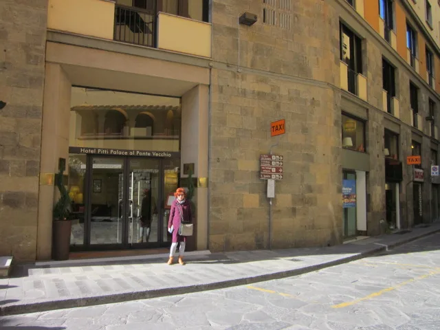 In fata hotelului Pitti Palace al Ponte Vecchio, Florenta