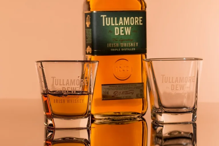 Sticla de whiskey irlandez alaturi de doua pahare