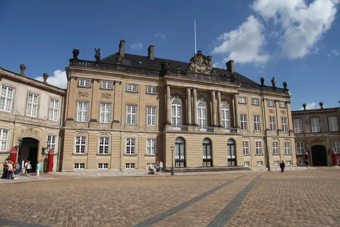 danemarca-copenhaga-amalienborg Palatul Amalienborg, Copenhaga