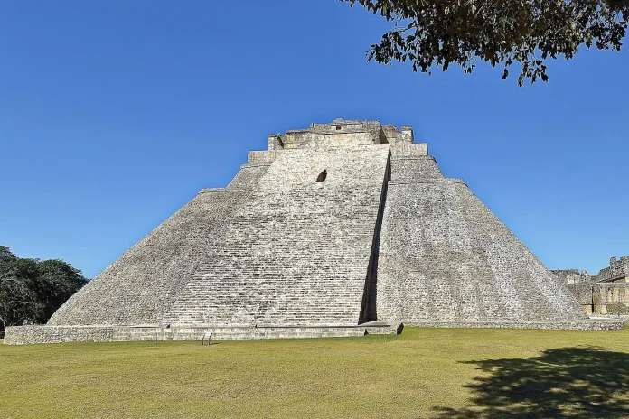 mexic-uxmal-piramida Piramida din Uxmal, Mexic