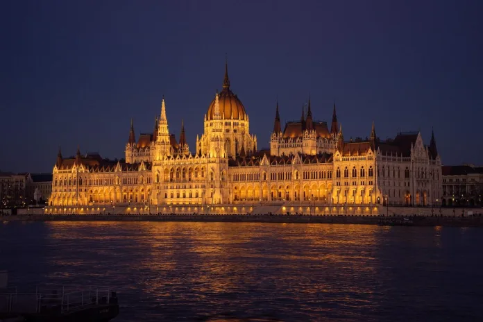 budapesta-parlamentul-noaptea Parlamentul maghiar, Budapesta